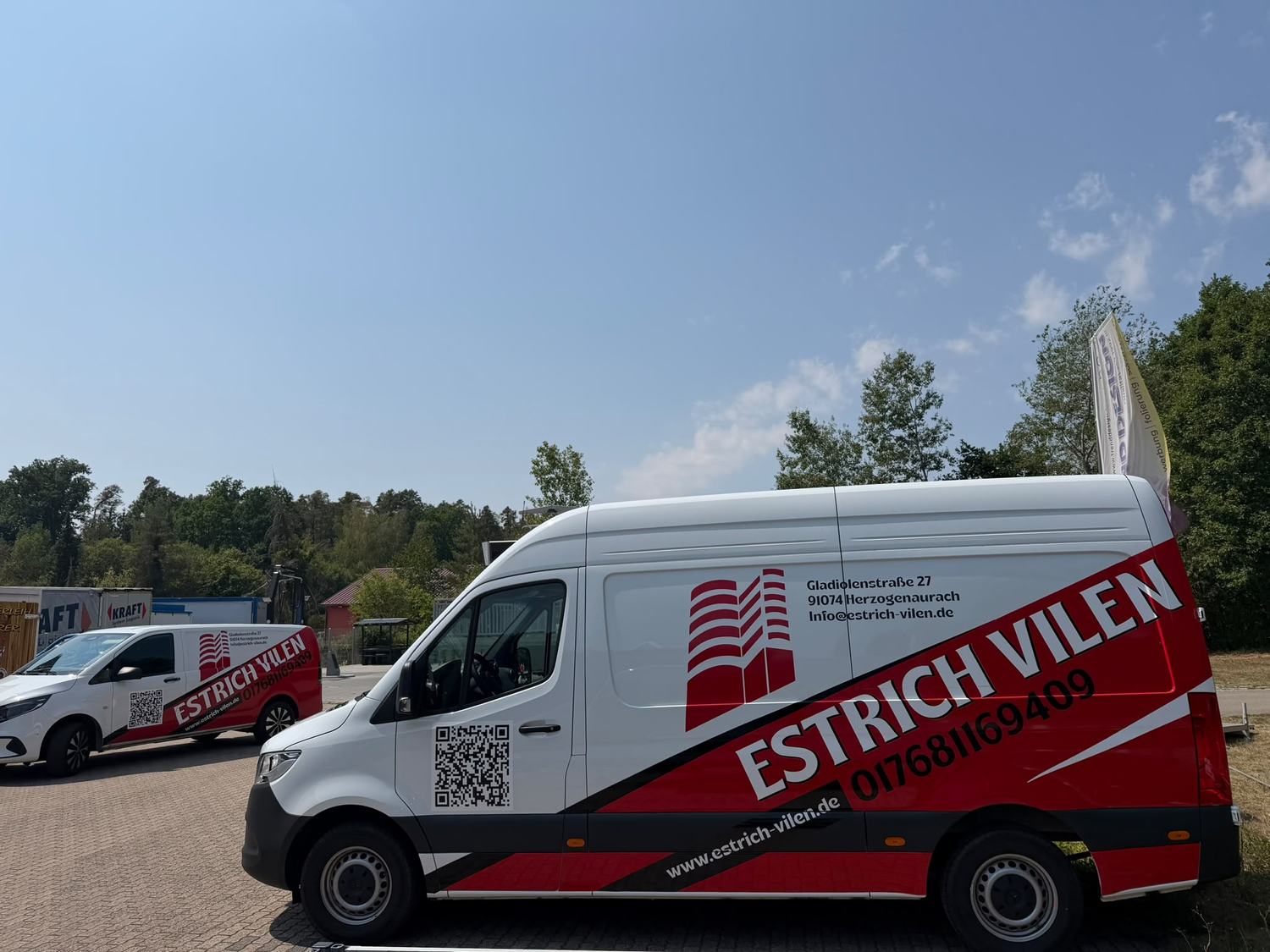 Zwei Fahrzeuge von Estrich Vilen auf einem Parkplatz