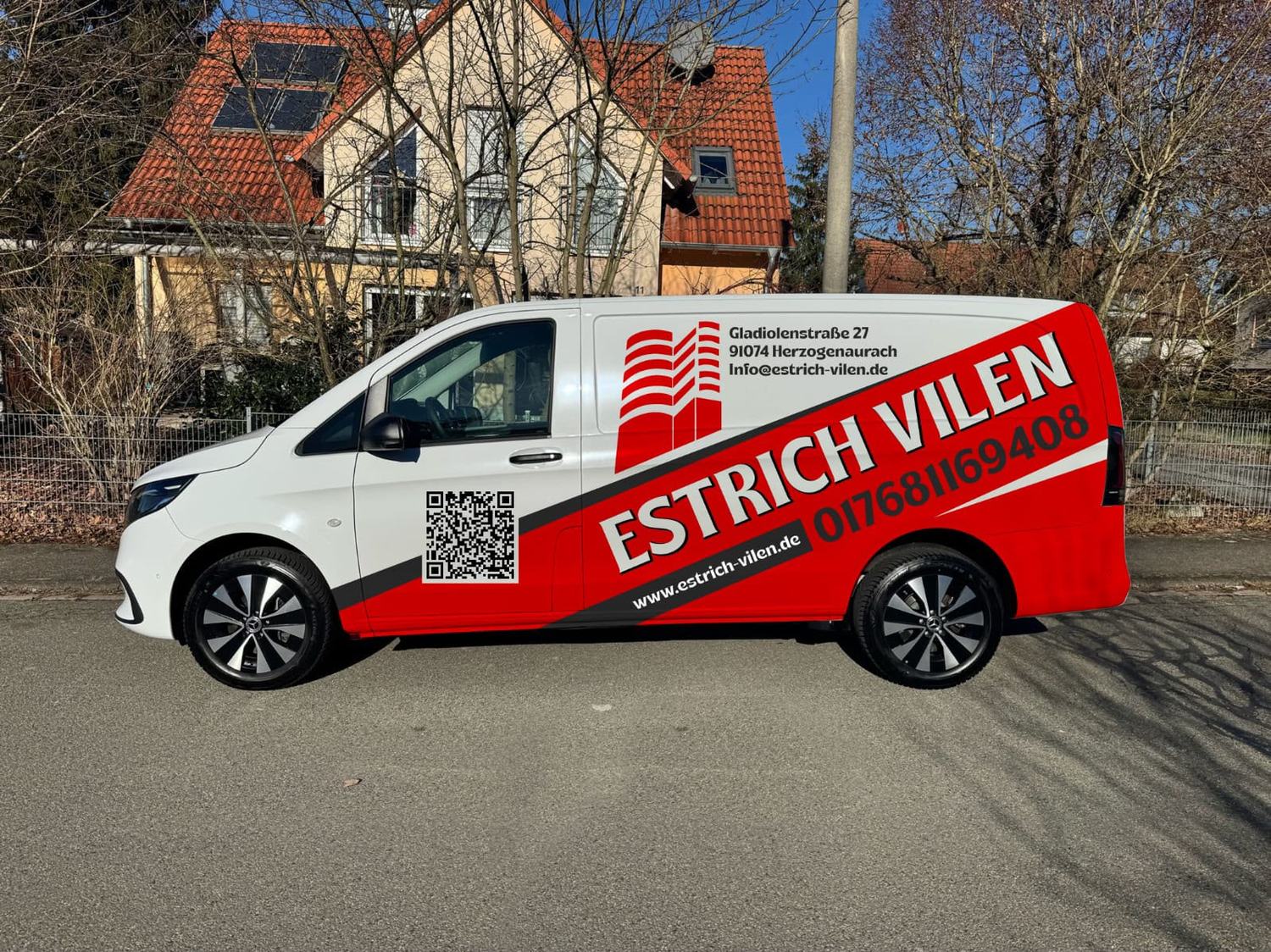 Transporter von Estrich Vilen mit Telefonnummer und QR-Code